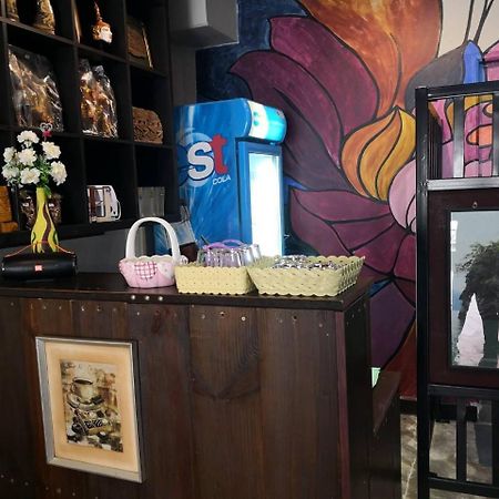 Feel Like Home Dormitory & Cafe Bangkok Esterno foto
