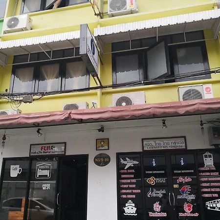 Feel Like Home Dormitory & Cafe Bangkok Esterno foto