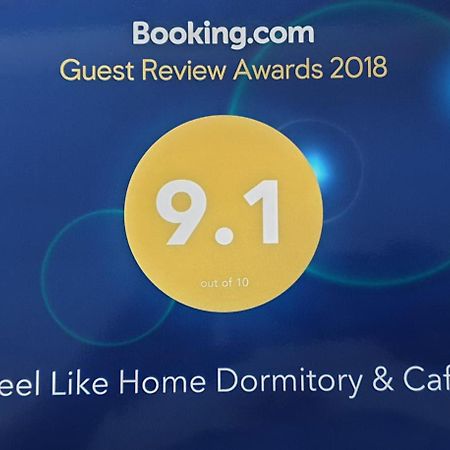 Feel Like Home Dormitory & Cafe Bangkok Esterno foto