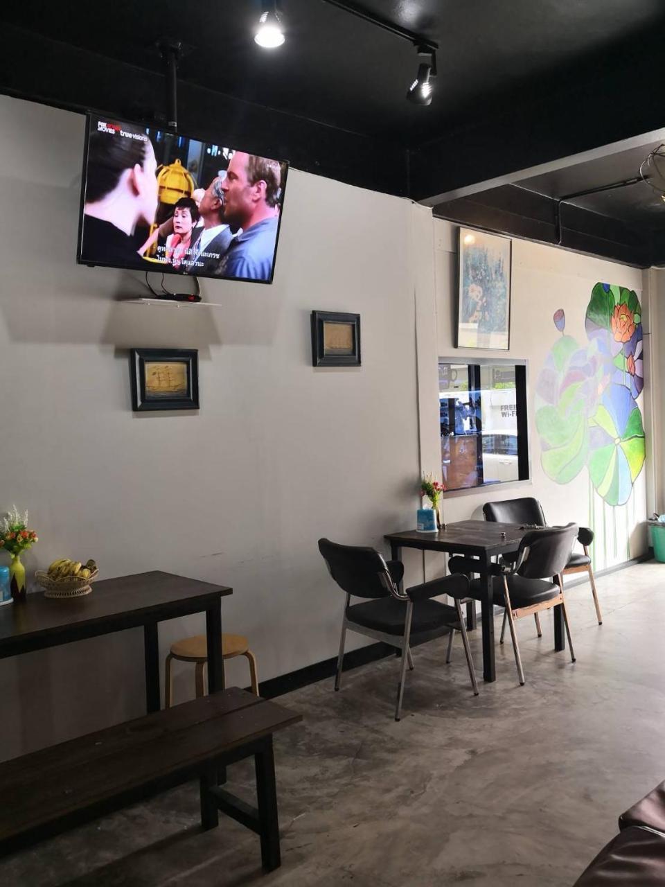 Feel Like Home Dormitory & Cafe Bangkok Esterno foto