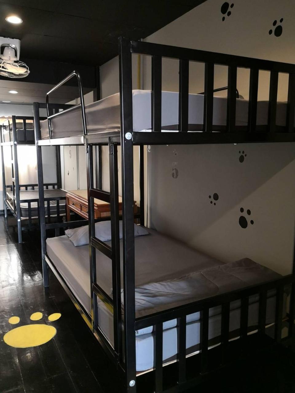 Feel Like Home Dormitory & Cafe Bangkok Esterno foto