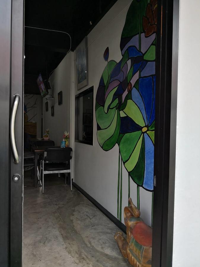 Feel Like Home Dormitory & Cafe Bangkok Esterno foto