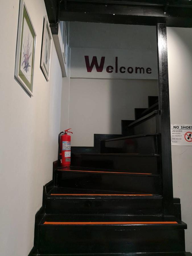 Feel Like Home Dormitory & Cafe Bangkok Esterno foto