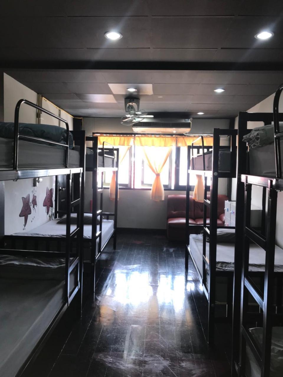 Feel Like Home Dormitory & Cafe Bangkok Esterno foto