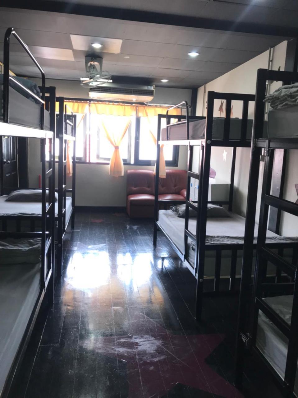 Feel Like Home Dormitory & Cafe Bangkok Esterno foto