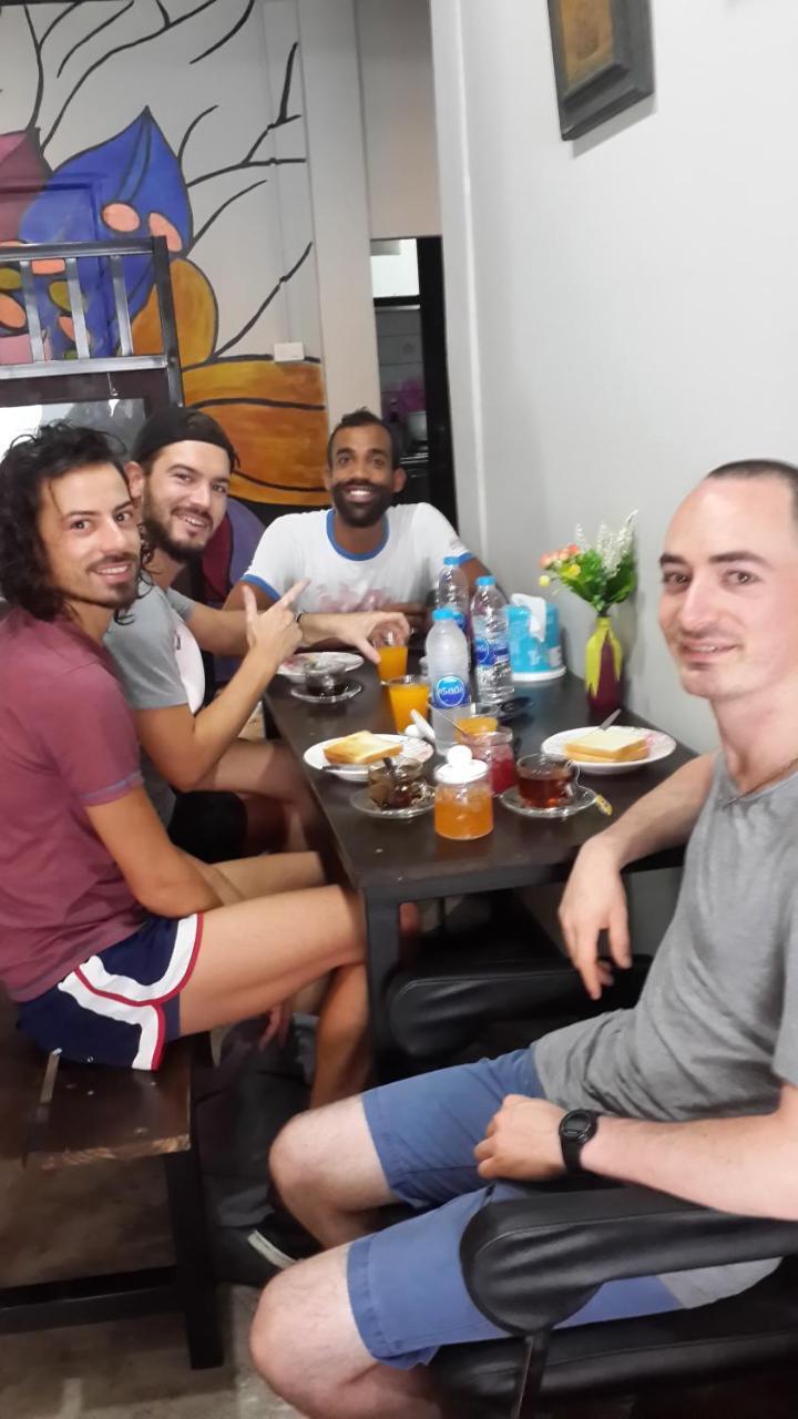 Feel Like Home Dormitory & Cafe Bangkok Esterno foto