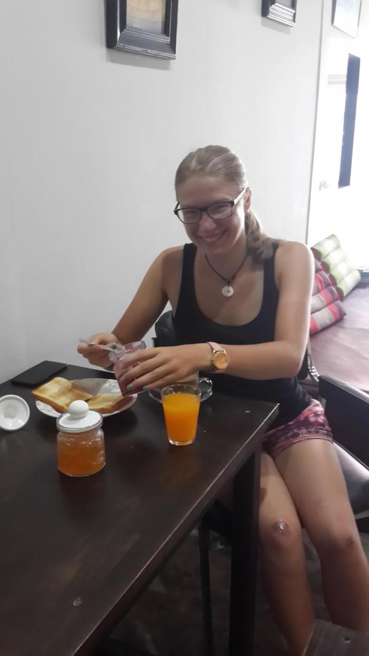 Feel Like Home Dormitory & Cafe Bangkok Esterno foto