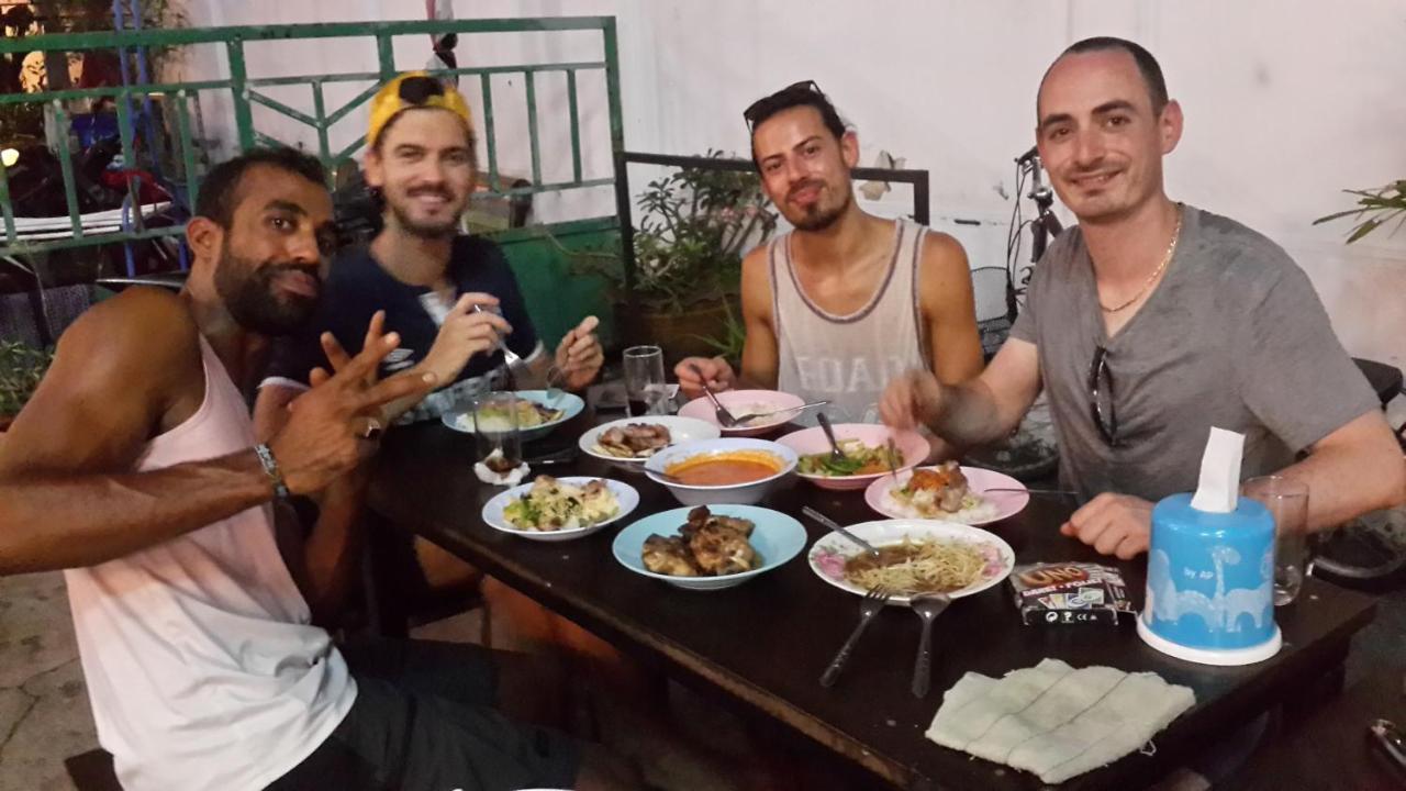 Feel Like Home Dormitory & Cafe Bangkok Esterno foto