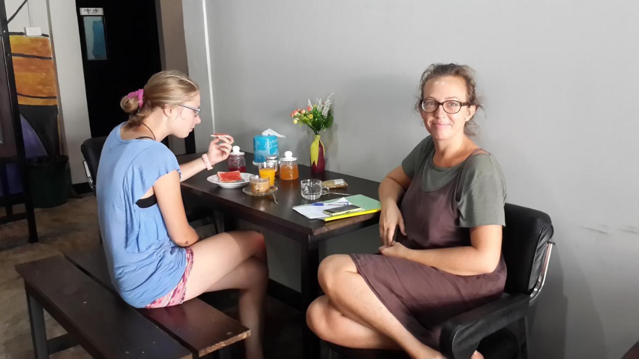 Feel Like Home Dormitory & Cafe Bangkok Esterno foto