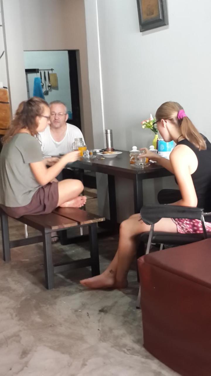 Feel Like Home Dormitory & Cafe Bangkok Esterno foto