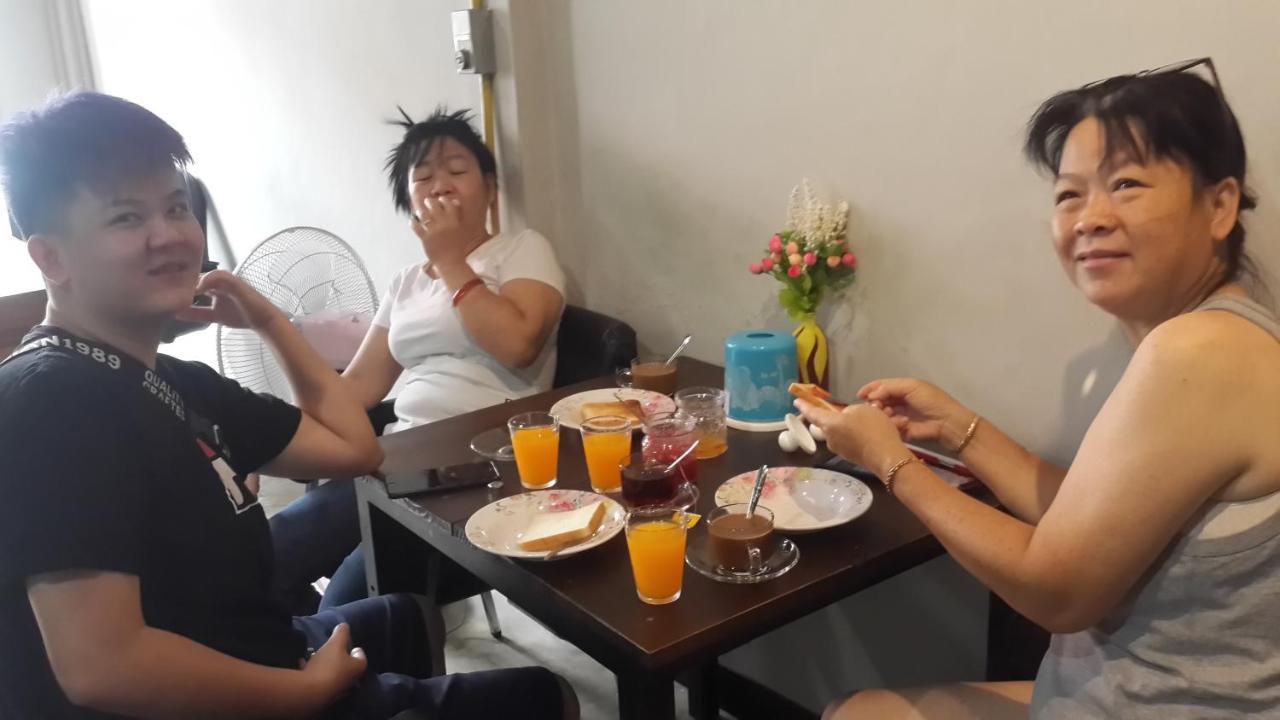 Feel Like Home Dormitory & Cafe Bangkok Esterno foto