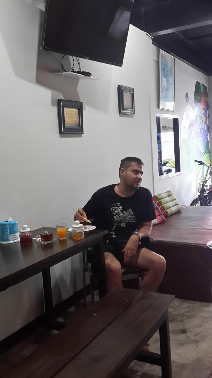 Feel Like Home Dormitory & Cafe Bangkok Esterno foto