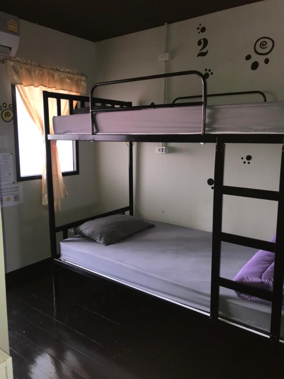 Feel Like Home Dormitory & Cafe Bangkok Esterno foto