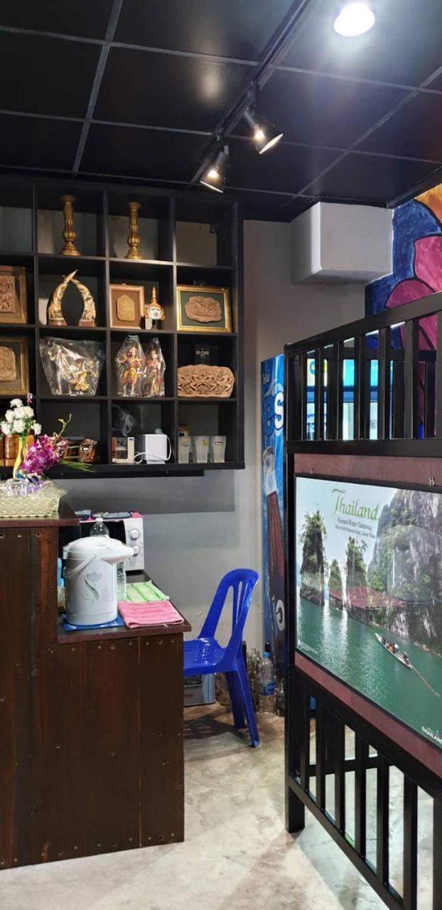Feel Like Home Dormitory & Cafe Bangkok Esterno foto