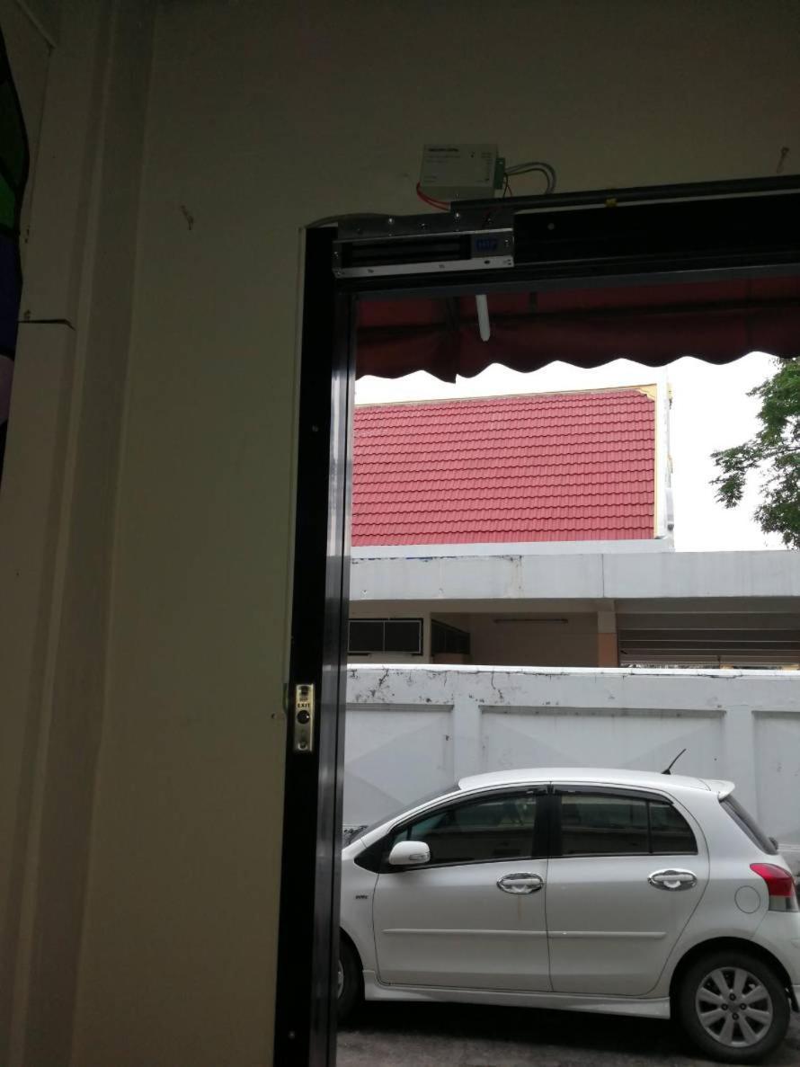 Feel Like Home Dormitory & Cafe Bangkok Esterno foto