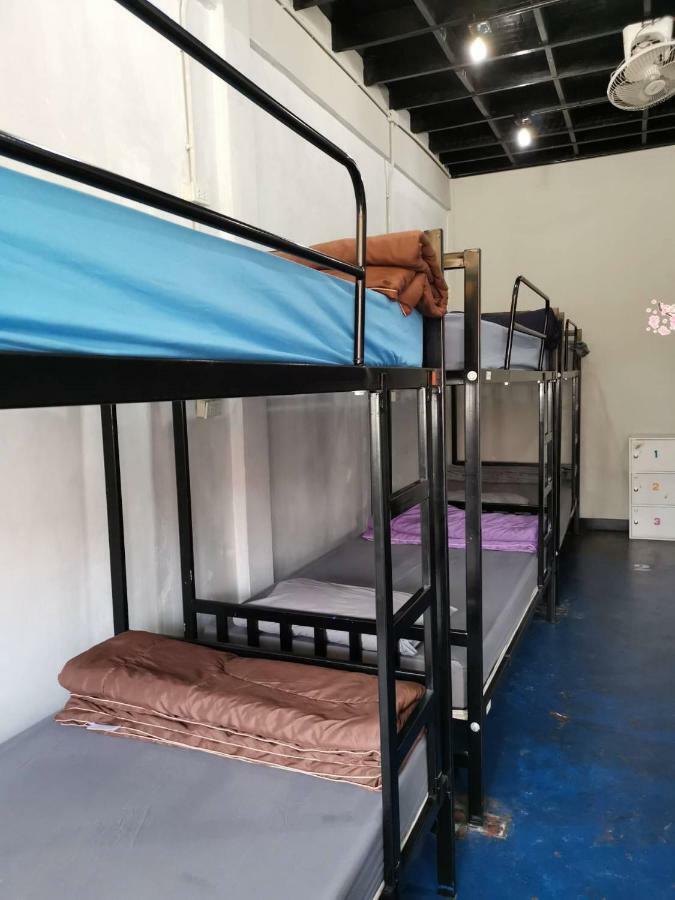 Feel Like Home Dormitory & Cafe Bangkok Esterno foto
