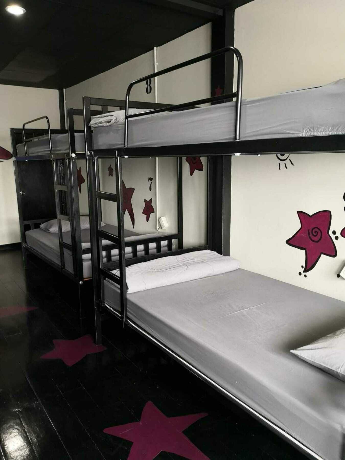 Feel Like Home Dormitory & Cafe Bangkok Esterno foto